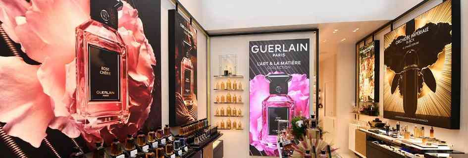 Guerlain. Dal 1928 a Parigi propone le sue fragranze per gli olfatti raffinati le sue linee cosmetiche di bellezza e cura del corpo.